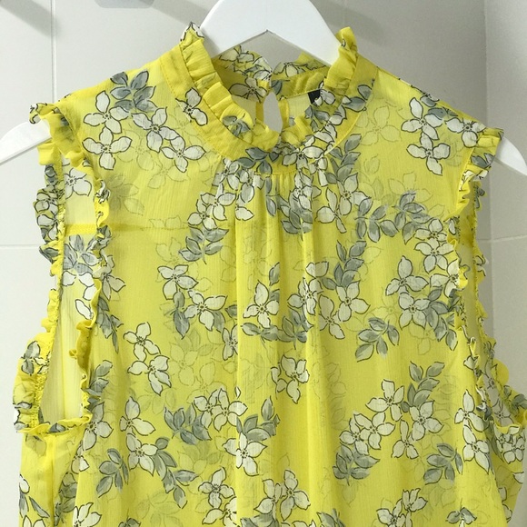 Who What Wear Sheer Floral Sleeveless Blouse - Picture 3 of 13